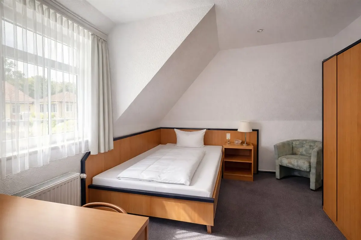 Einzelzimmer mit Fenster